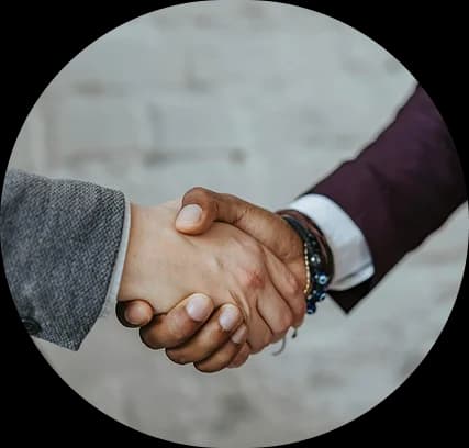 Jabat tangan dua mitra usaha